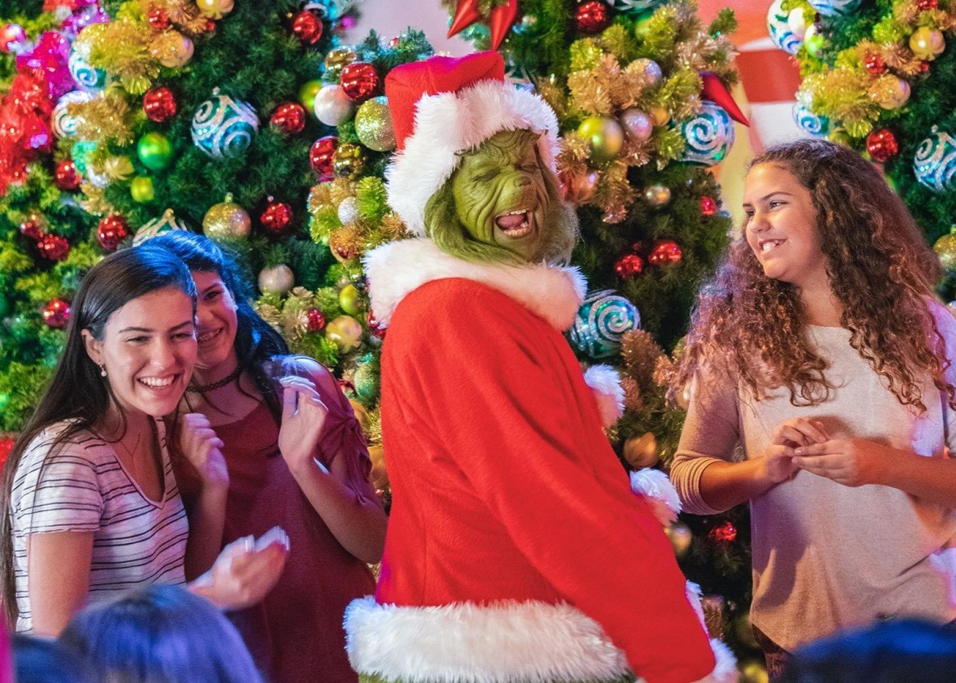 01 The Grinch Friends Character Breakfast 891861