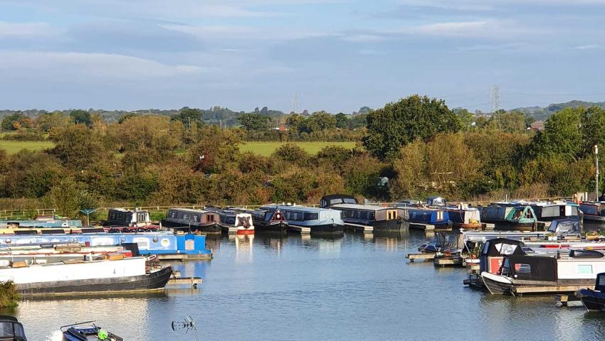 Caen Hill Marina 496108