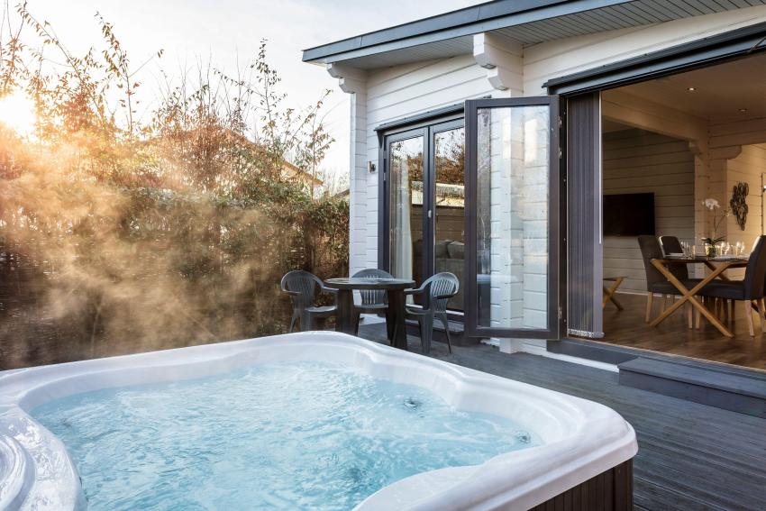 Hot Tub Lodge 15 1 95486