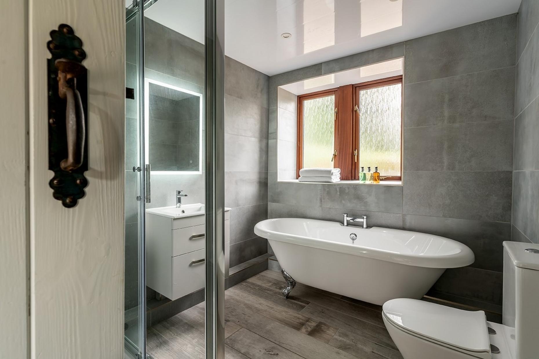 Lle La Lodge Bathroom 05243 772432