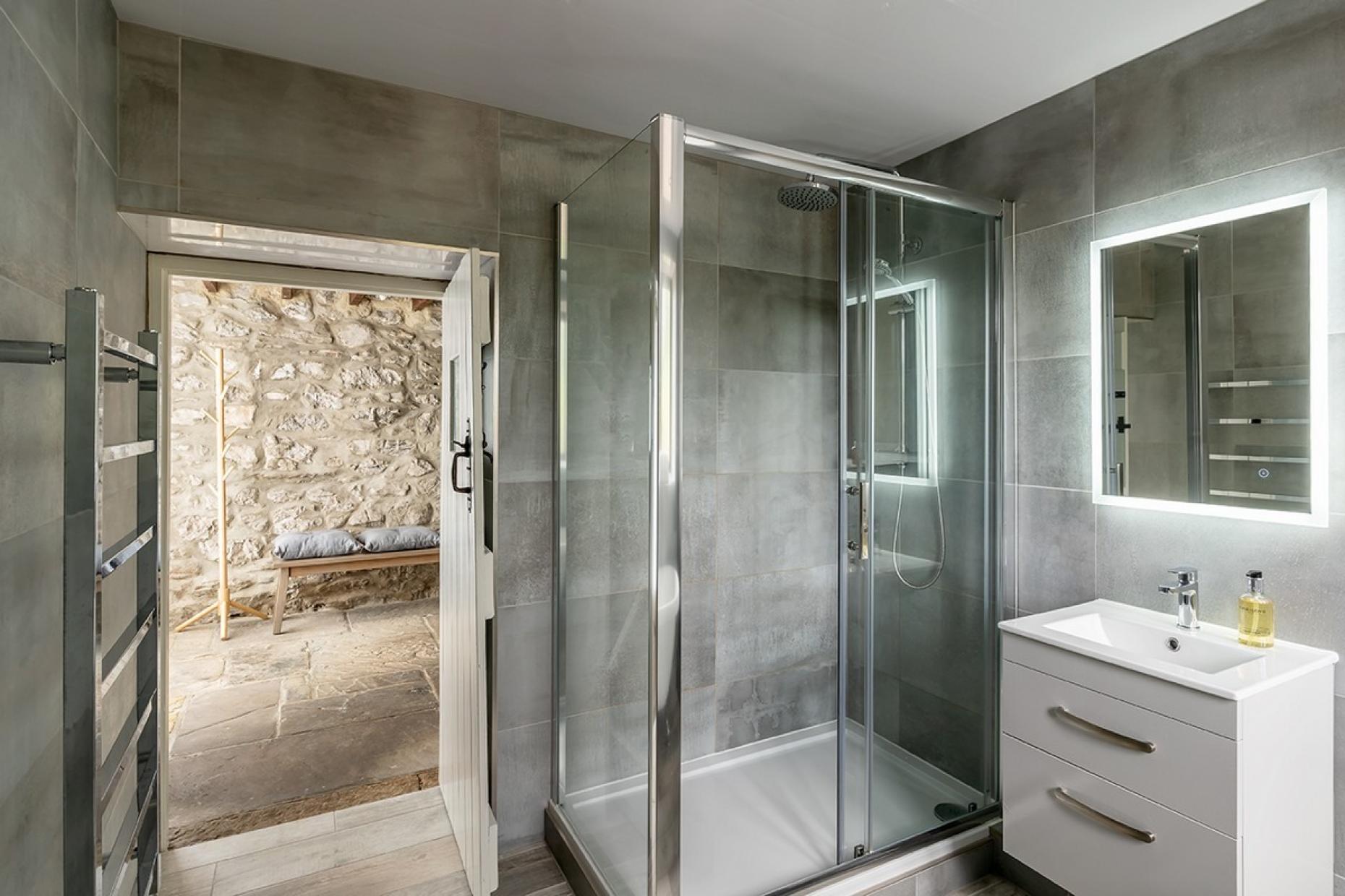 Lle La Lodge Bathroom 05270 772416