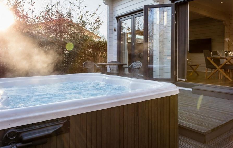 Low Res Hot Tub Lodge 18 915013