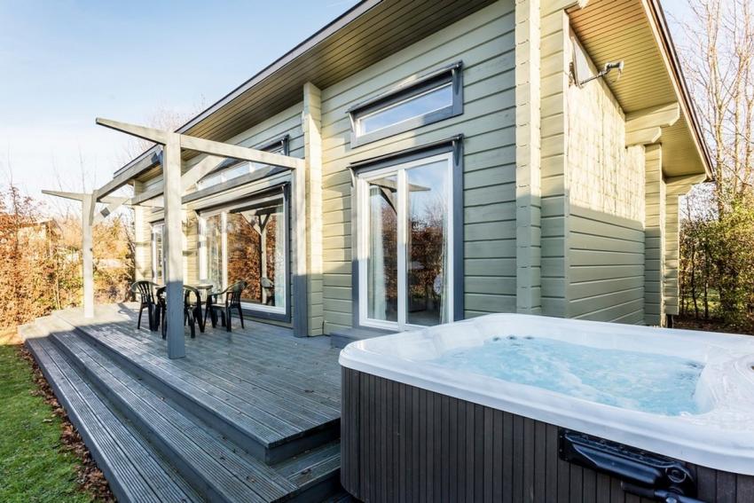 Low Res Hot Tub Lodge 20 915057