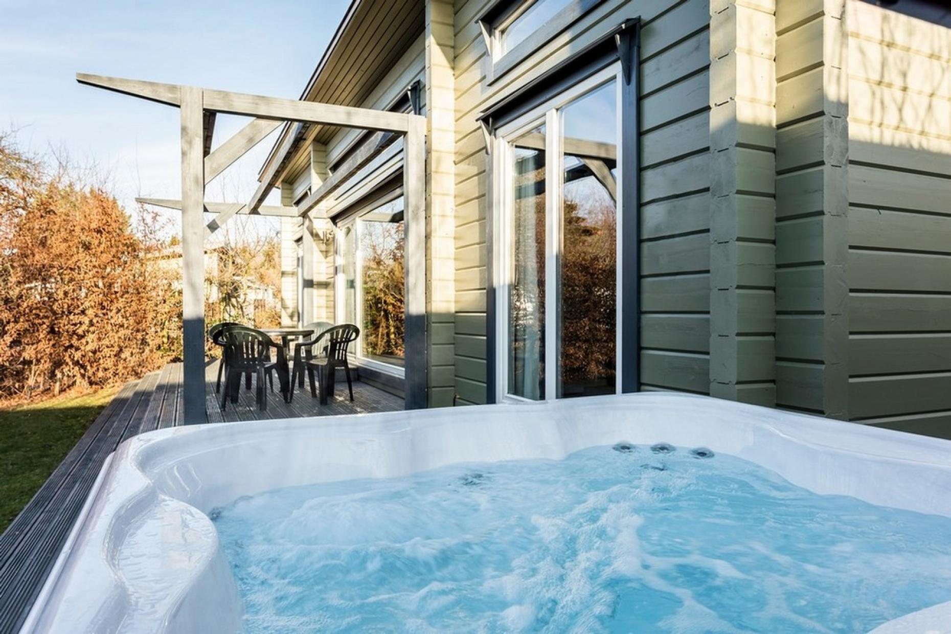 Low Res Hot Tub Lodge 21 1090624