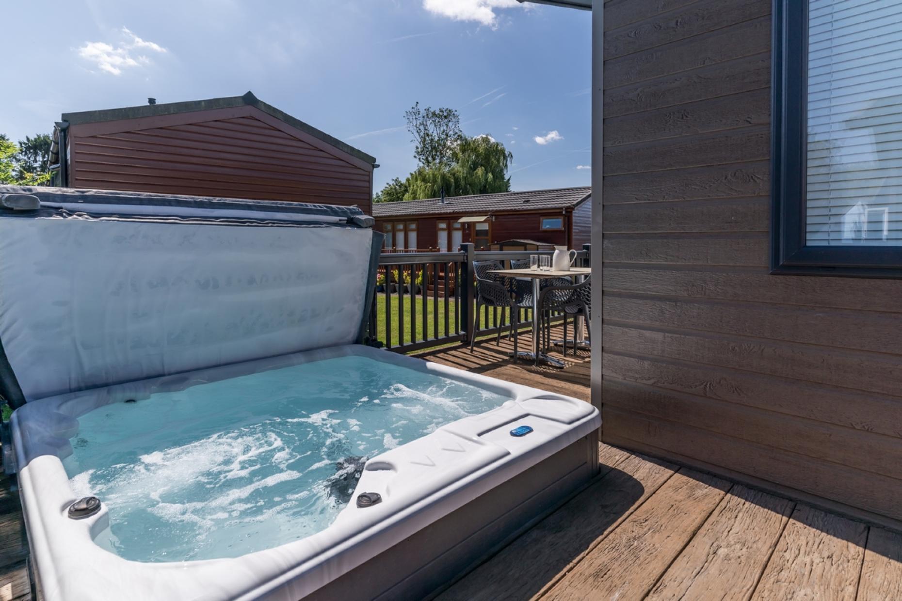 Roydon Hot Tub 07367 876512