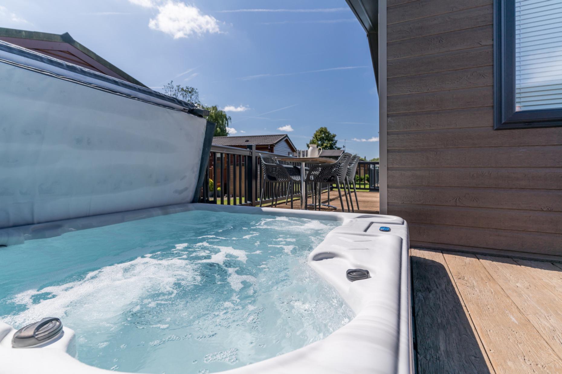 Roydon Hot Tub 07372 610403
